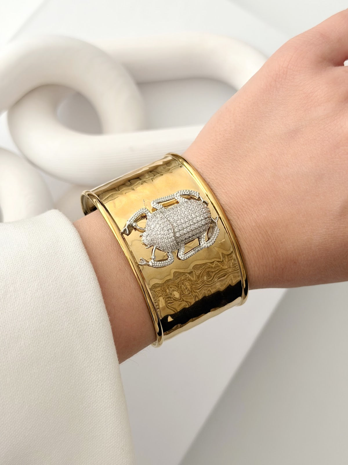 Gold Hammered Broad Open Cuff Bangle CZ Pave Beetle - CW1CUFF0052 | Wholesale Stainless Steel Jewelry Catwalk Jewellery Europe