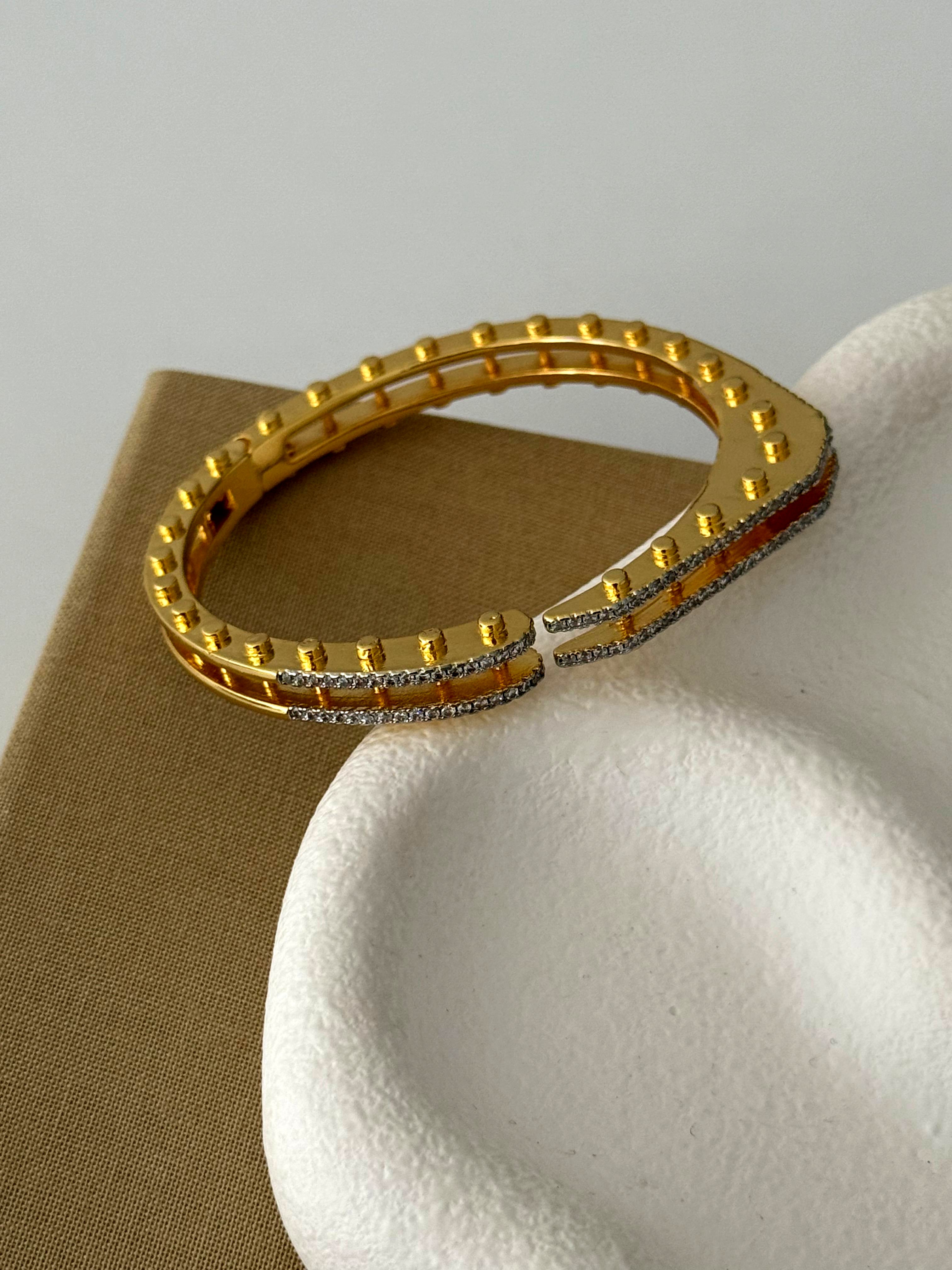 MY1VPHCUFF0071 gold-cuff-bracelet-stainless-steel-waterproof-minimalist-wholesale-myaccessories wholesale jewelry CUFF BRACELETS Catwalk Jewellery Europe