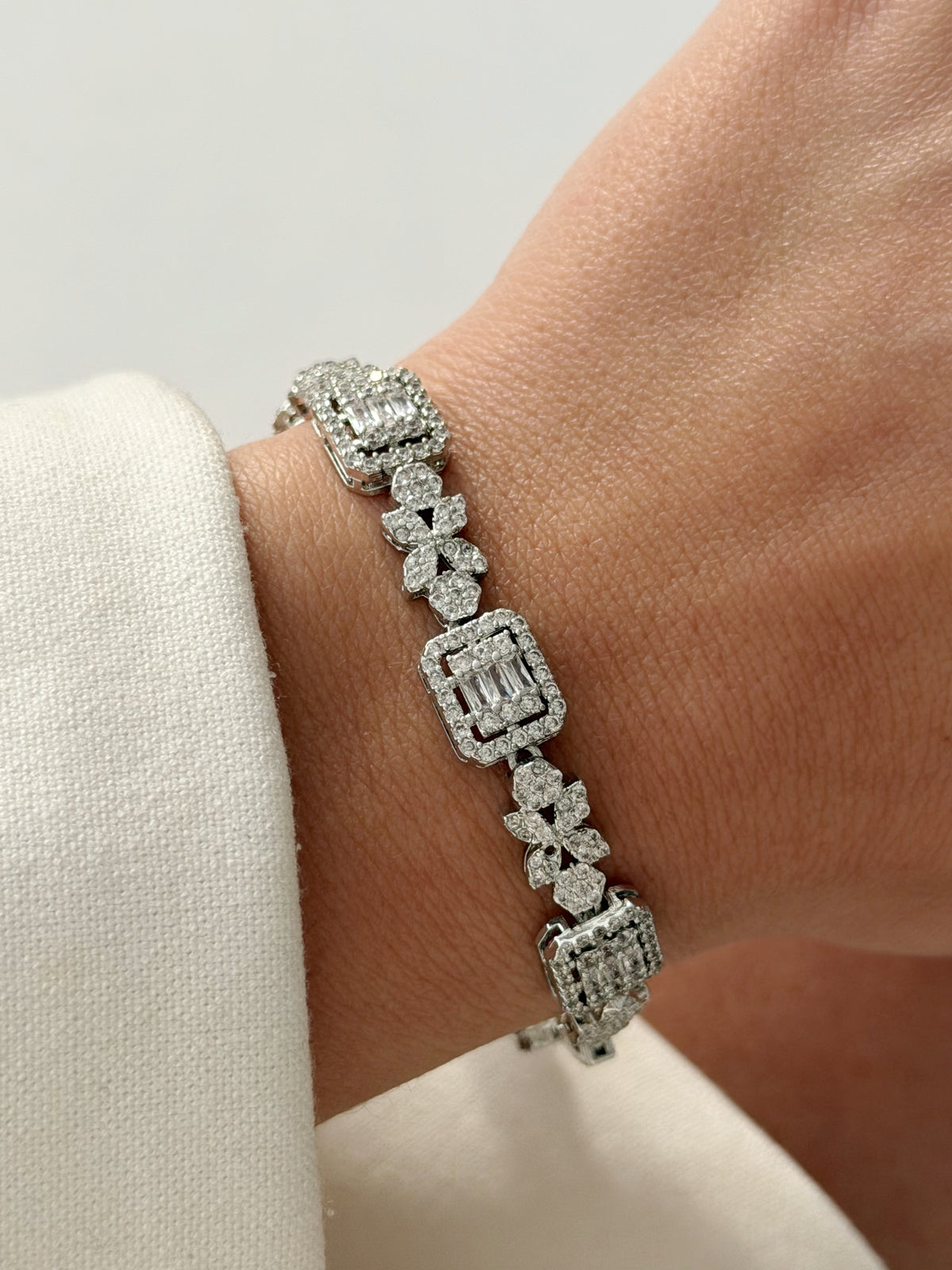 CW1VPBRCLT00200-silver-cz-pave-alternating-emerald-halo-flower-link-bracelet-catwalkjewellery wholesale jewelry BRACELETS  Catwalk Jewellery Europe