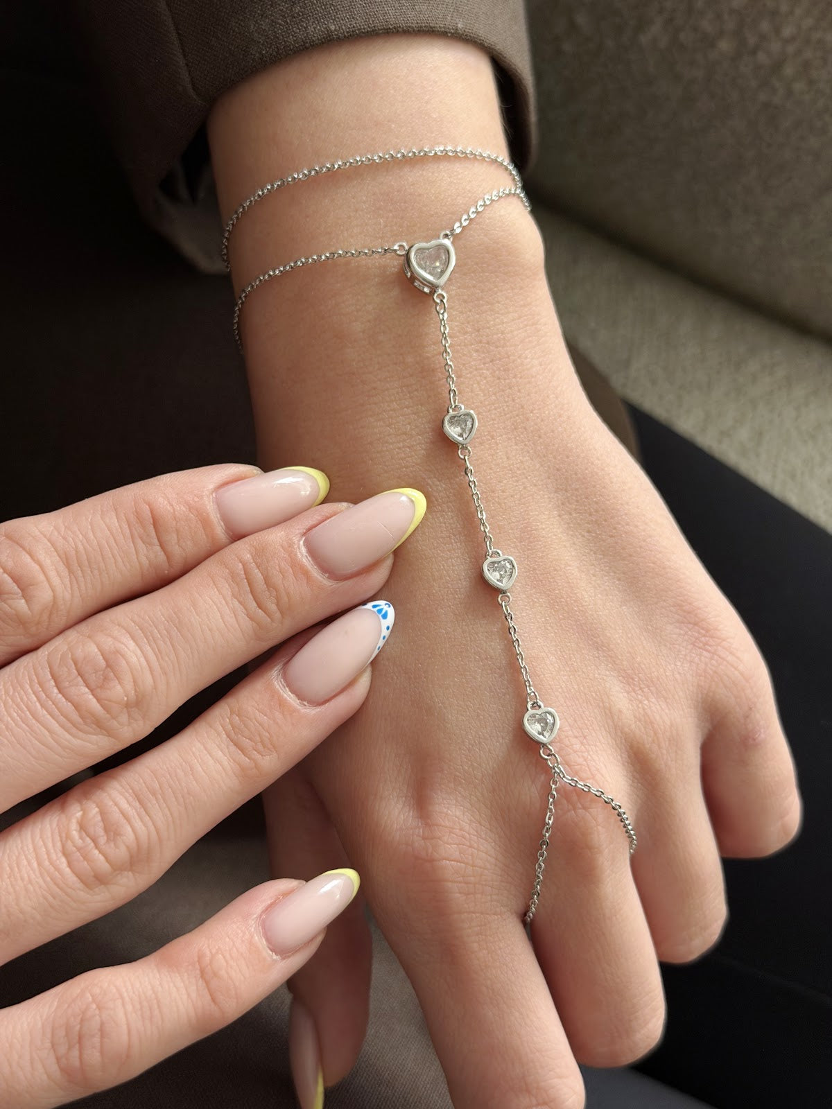 Silver CZ Pave Heart Bezel Station Hand Chain - CW1HANDCHAIN00111 | Wholesale Stainless Steel Jewelry Catwalk Jewellery Europe