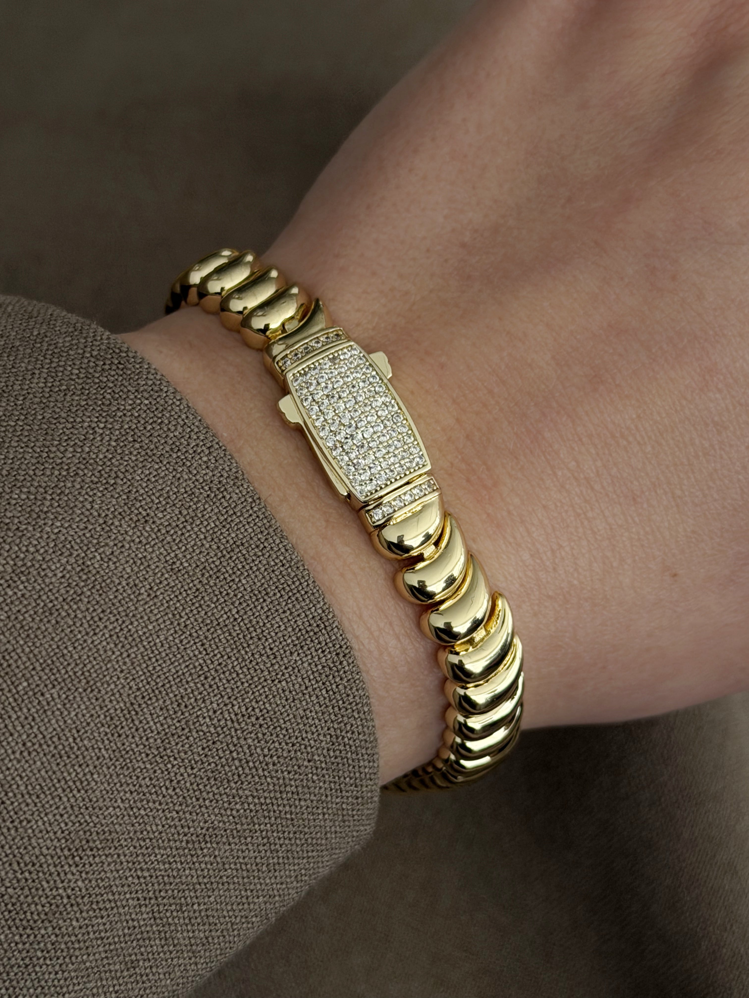 CW1VPBRCLT00240-gold-chunky-ribbed-link-bracelet-with-cz-pave-clasp-catwalkjewellery wholesale jewelry BRACELETS  Catwalk Jewellery Europe