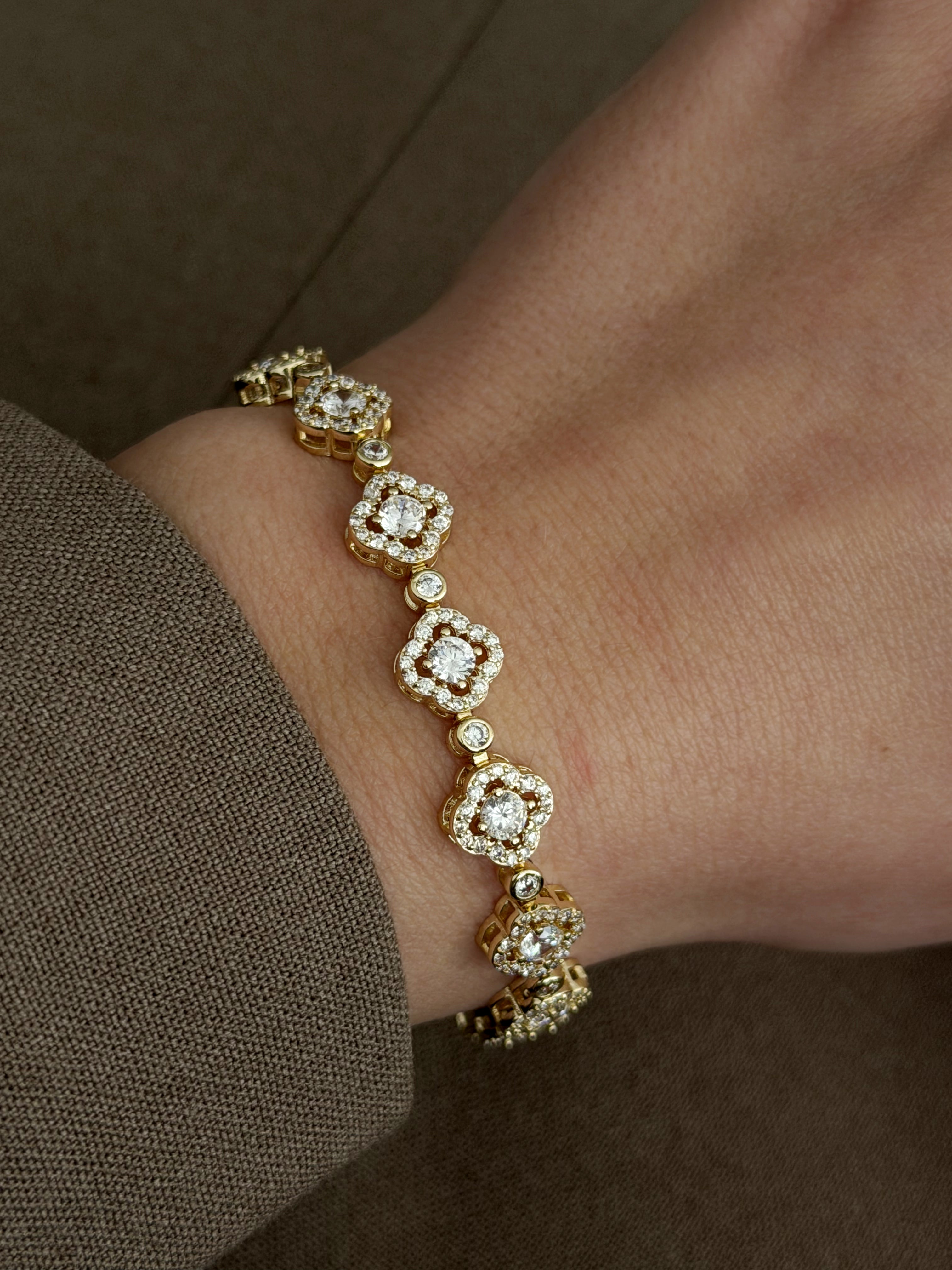 CW1VPBRCLT00260-gold-cz-pave-clover-motif-tennis-bracelet-catwalkjewellery wholesale jewelry BRACELETS  Catwalk Jewellery Europe