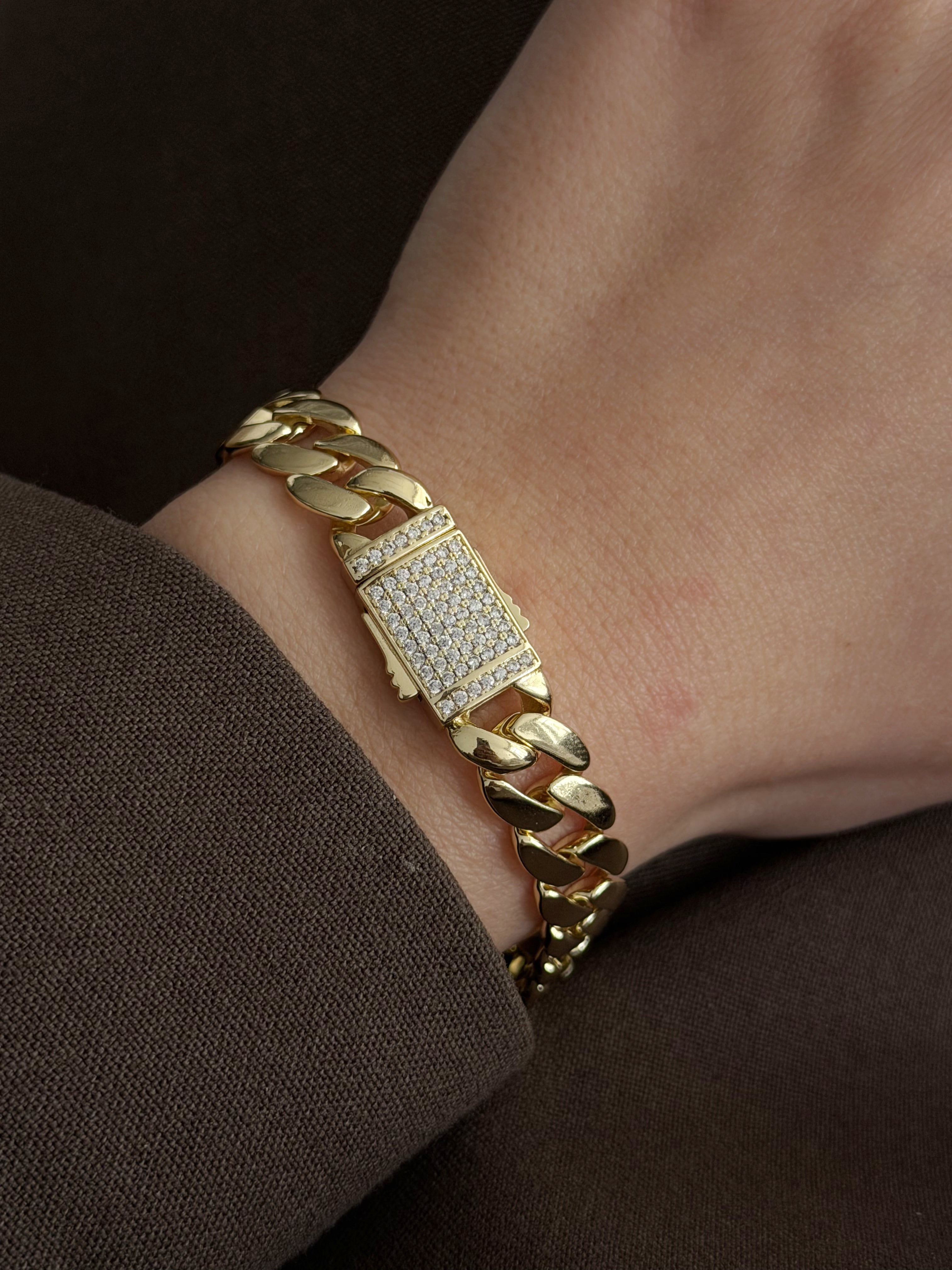 CW1VPBRCLT00263-gold-chunky-curb-chain-bracelet-with-cz-pave-buckle-clasp-catwalkjewellery wholesale jewelry BRACELETS  Catwalk Jewellery Europe
