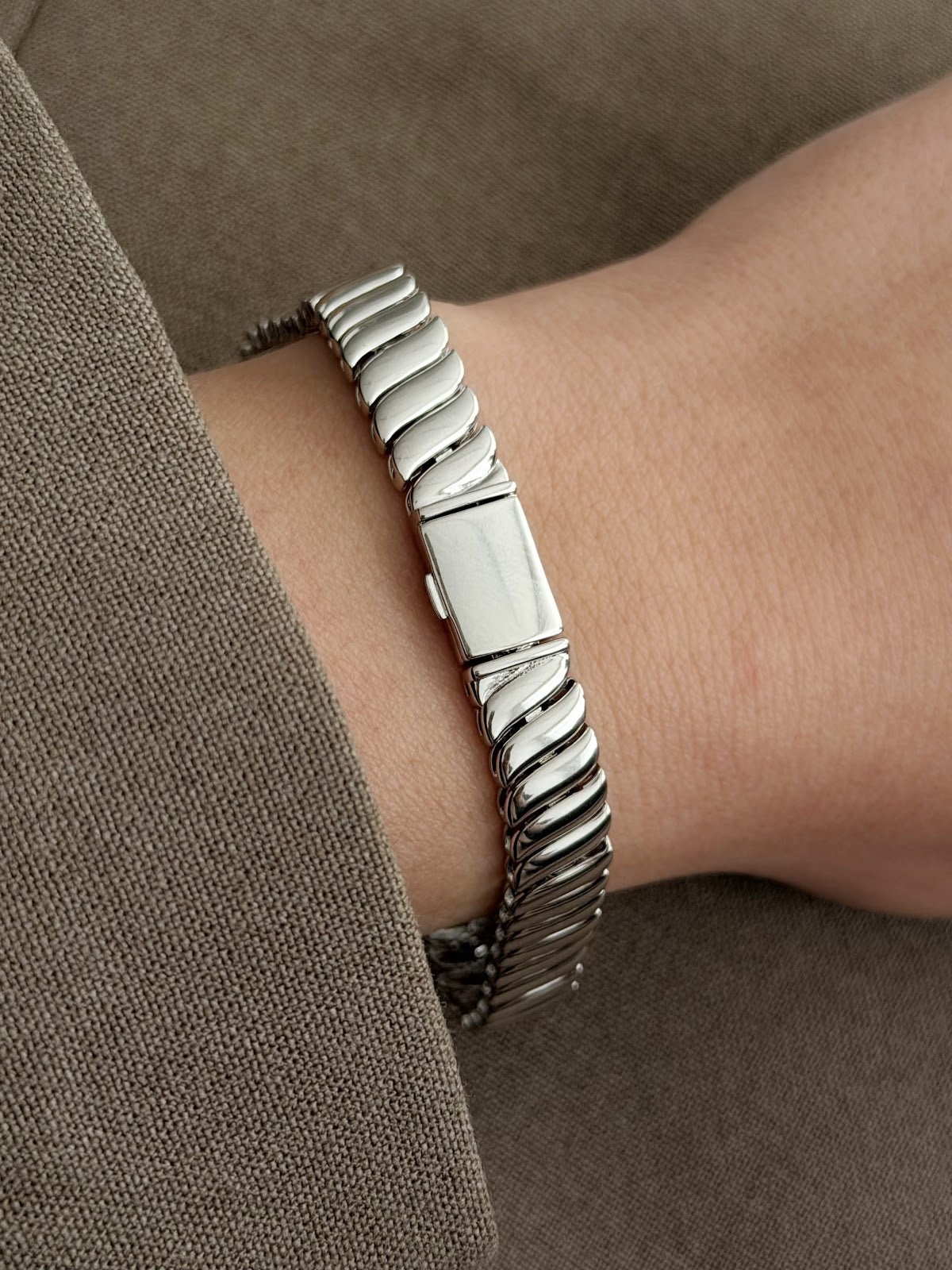Silver Ribbed Tubogas Link Bracelet With Foldover Clasp - CW1VPBRCLT00276 | Wholesale Stainless Steel Jewelry Catwalk Jewellery Europe
