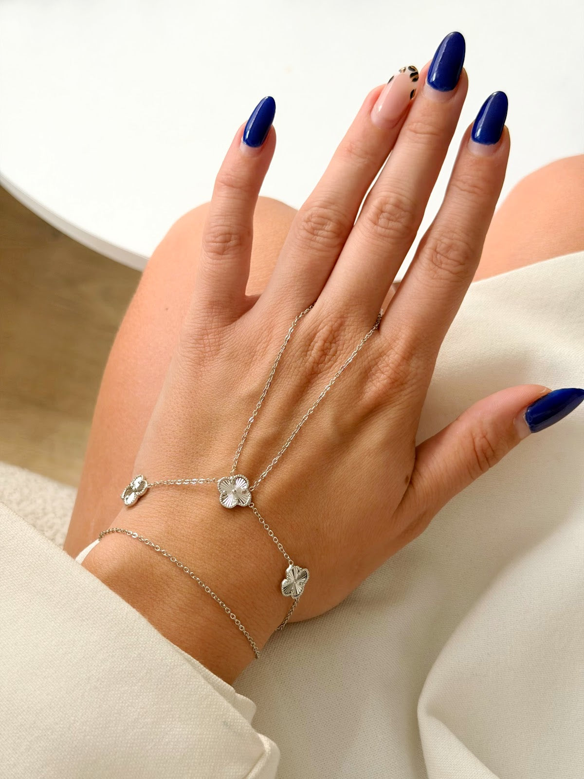Silver Textured Clover Charm Station Hand Chain - CW1HANDCHAIN0069 | Wholesale Stainless Steel Jewelry Catwalk Jewellery Europe