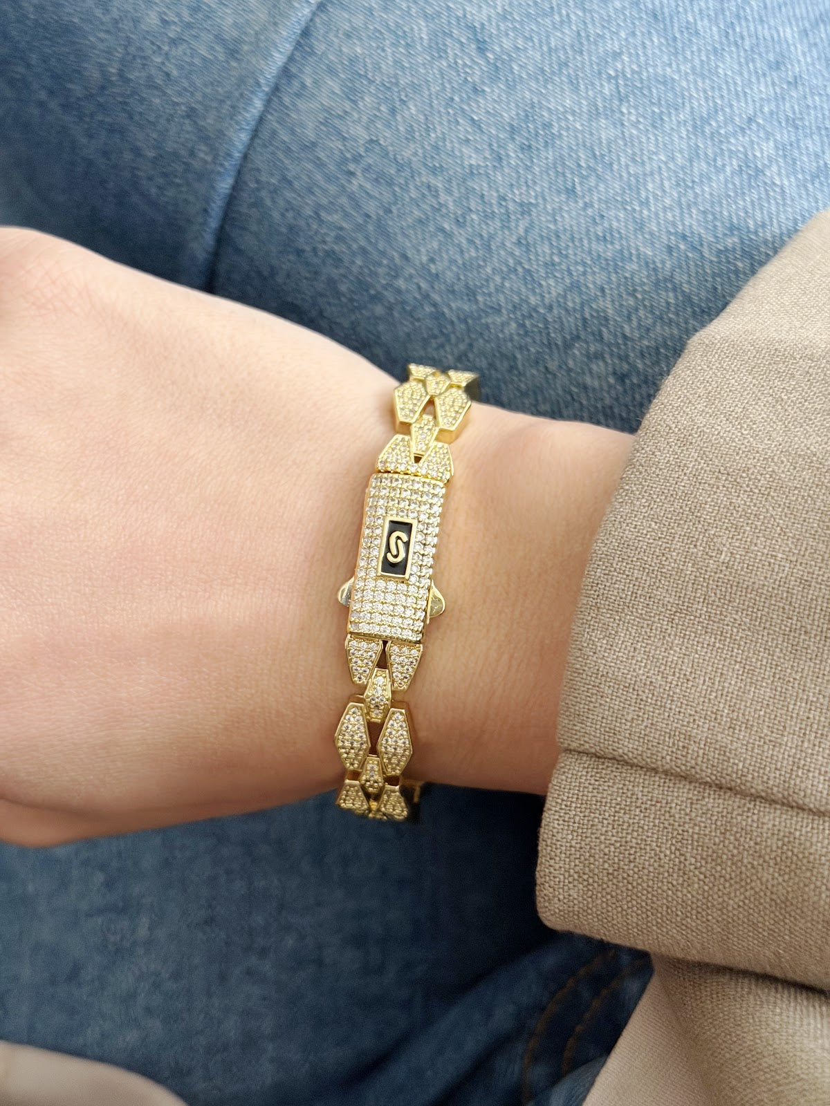 Gold CZ Pave Logo Clasp Geo Link Hinged Cuff Bangle - CW1CUFF0058 | Wholesale Stainless Steel Jewelry Catwalk Jewellery Europe