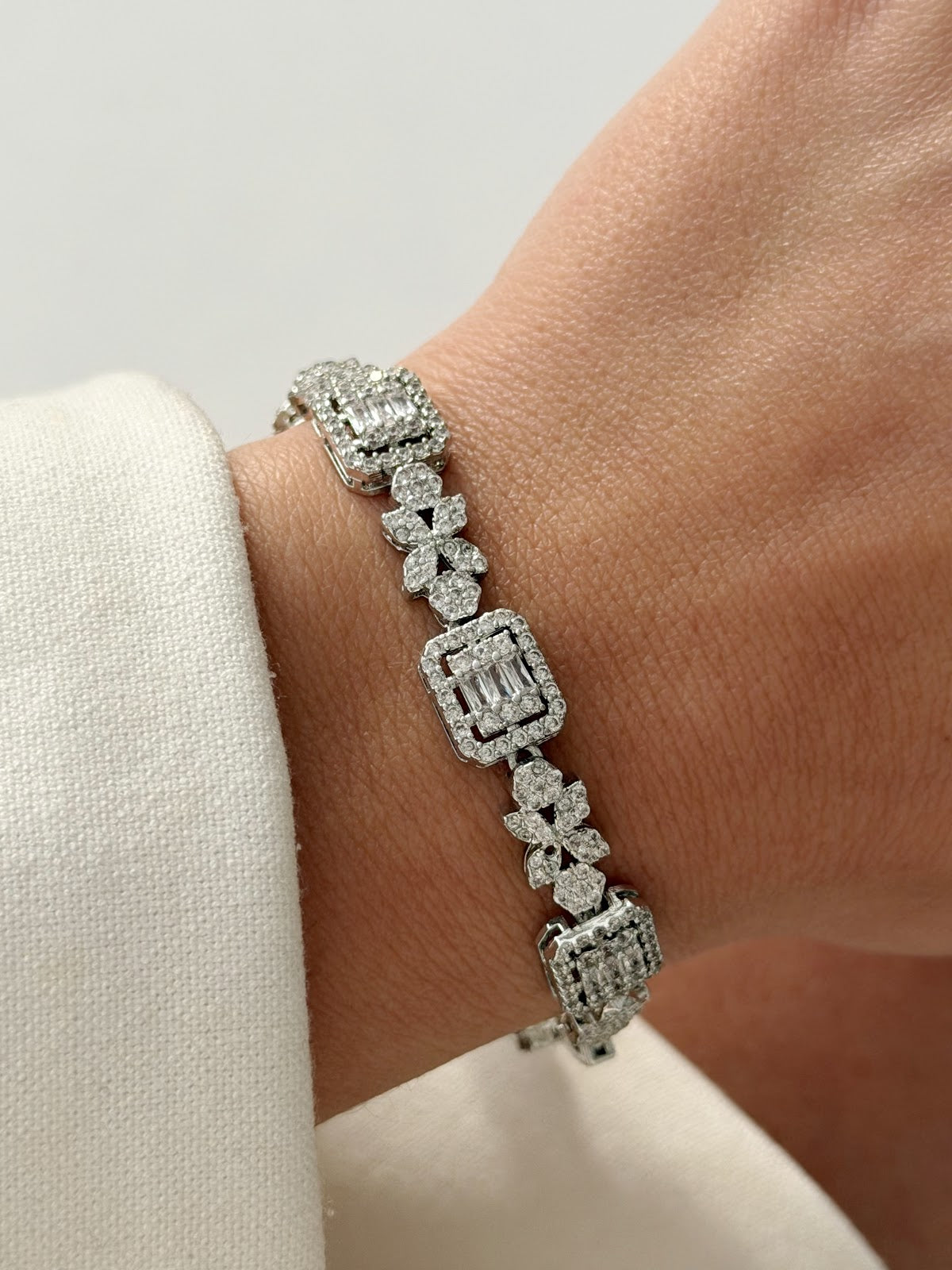 Silver CZ Pave Alternating Emerald Halo Flower Link Bracelet - CW1VPBRCLT00200 | Wholesale Stainless Steel Jewelry Catwalk Jewellery Europe
