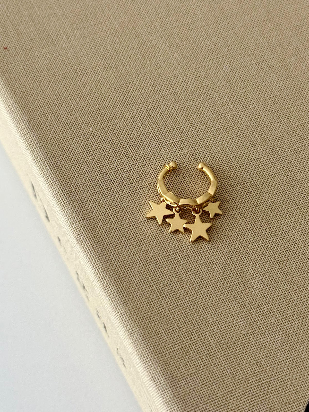 Gold Dangle Star Charms Band Ear Cuff - CW1EARCUFF0083 | Wholesale Stainless Steel Jewelry Catwalk Jewellery Europe