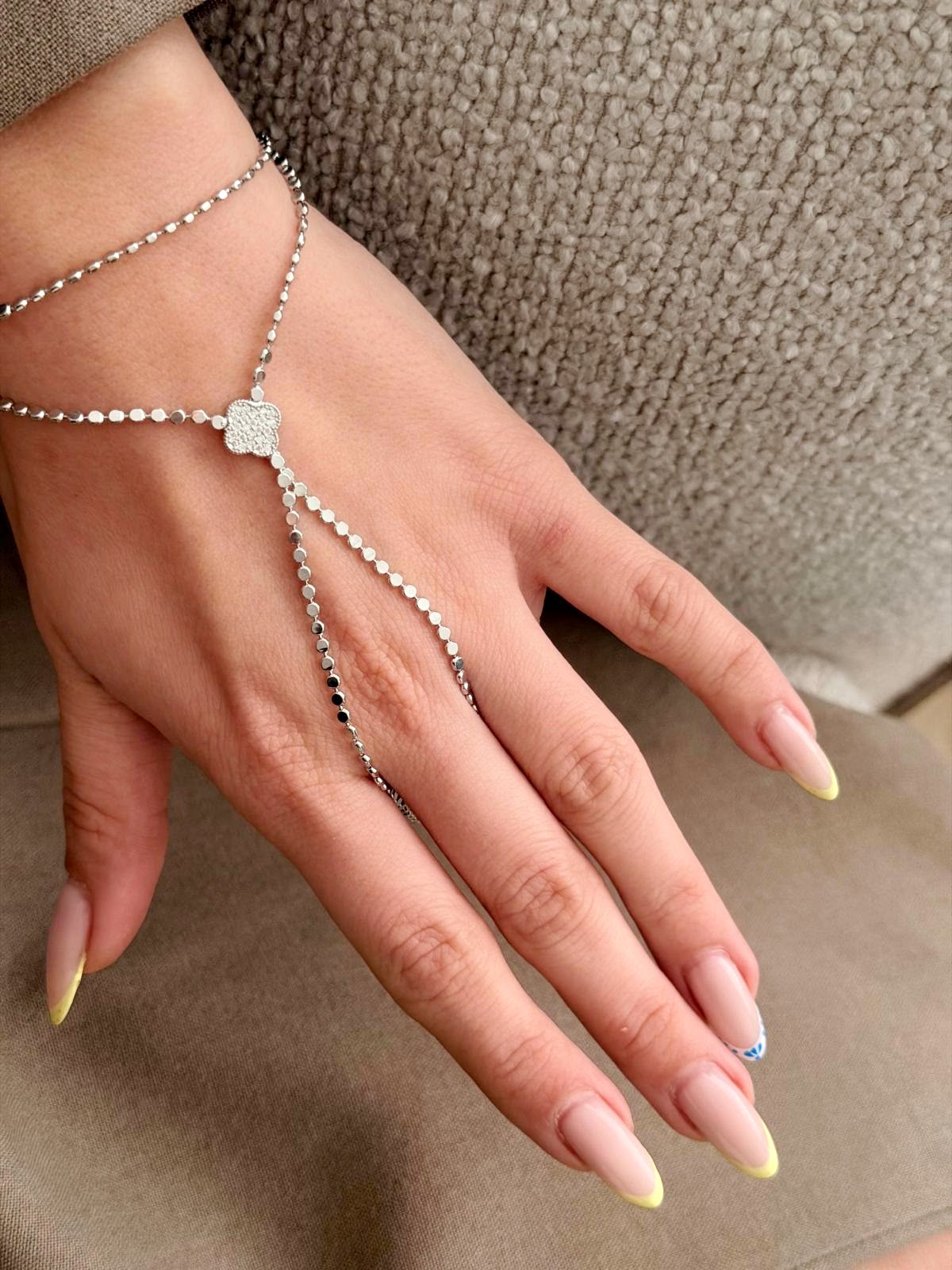 Silver CZ Pave Four Leaf Clover Flat Disc Chain Hand Chain - CW1HANDCHAIN0018 | Wholesale Stainless Steel Jewelry Catwalk Jewellery Europe