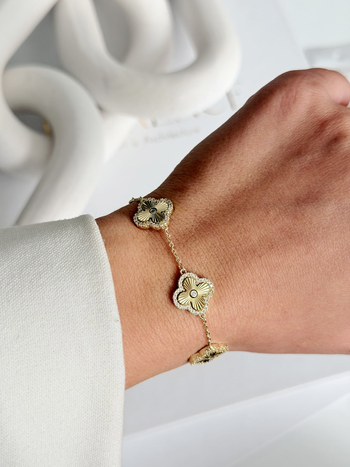 Gold CZ Pave Ribbed Clover Motif Station Bracelet - CW1VPBRCLT00101 | Wholesale Stainless Steel Jewelry Catwalk Jewellery Europe