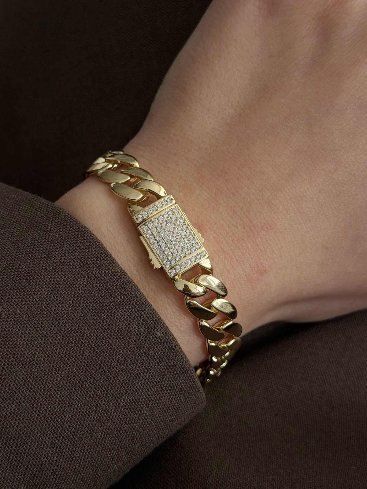 Gold Chunky Curb Chain Bracelet With CZ Pave Buckle Clasp - CW1VPBRCLT00263 | Wholesale Stainless Steel Jewelry Catwalk Jewellery Europe