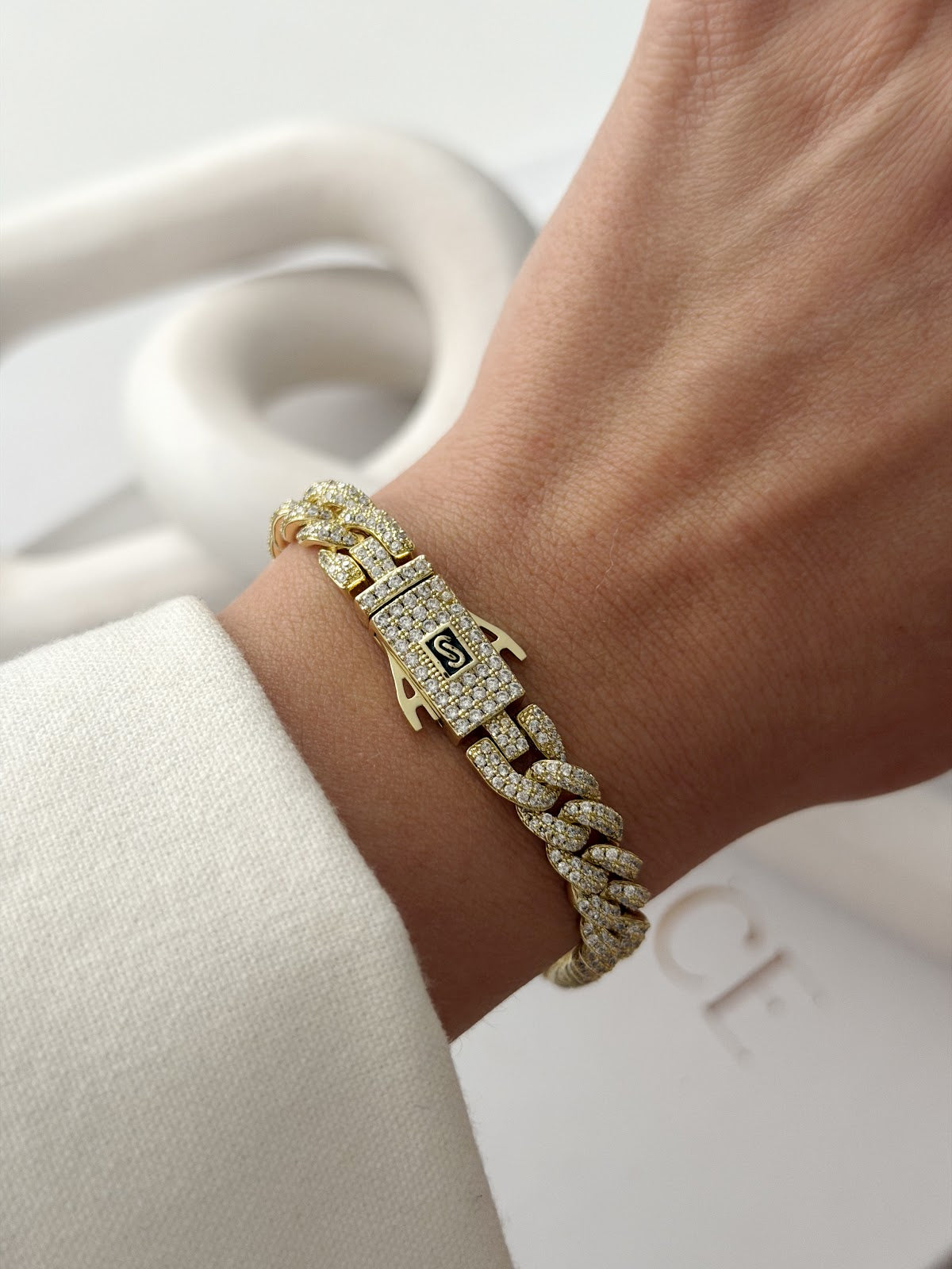 Gold Iced Out CZ Pave Curb Chain Bracelet With S Logo Clasp - CW1VPBRCLT00274 | Wholesale Stainless Steel Jewelry Catwalk Jewellery Europe