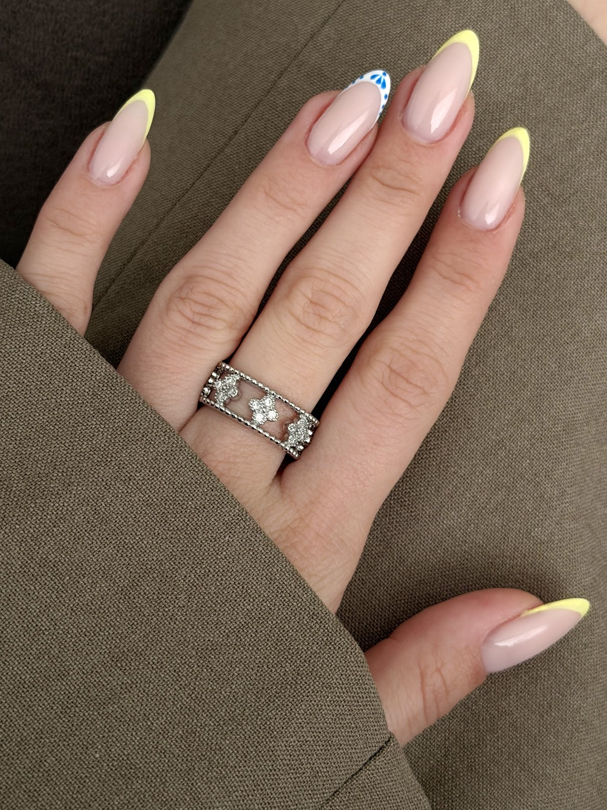 Silver CZ Pave Clover Motif Cutout Band Ring - CW1RING0089 | Wholesale Stainless Steel Jewelry Catwalk Jewellery Europe