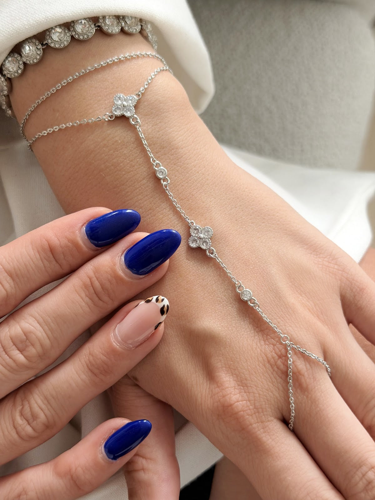 Silver CZ Pave Four Leaf Clover Bezel Solitaire Hand Chain - CW1HANDCHAIN0087 | Wholesale Stainless Steel Jewelry Catwalk Jewellery Europe