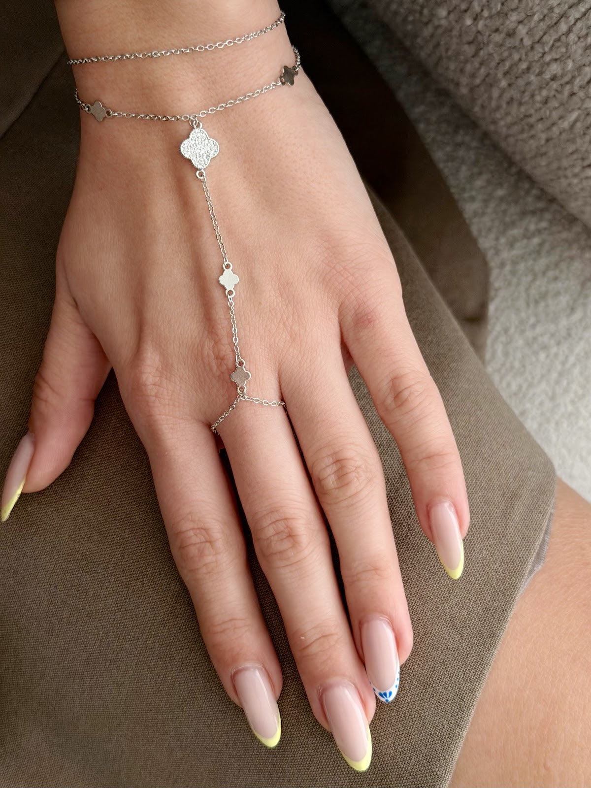 Silver CZ Pave Clover Charm Station Hand Chain - CW1HANDCHAIN0091 | Wholesale Stainless Steel Jewelry Catwalk Jewellery Europe