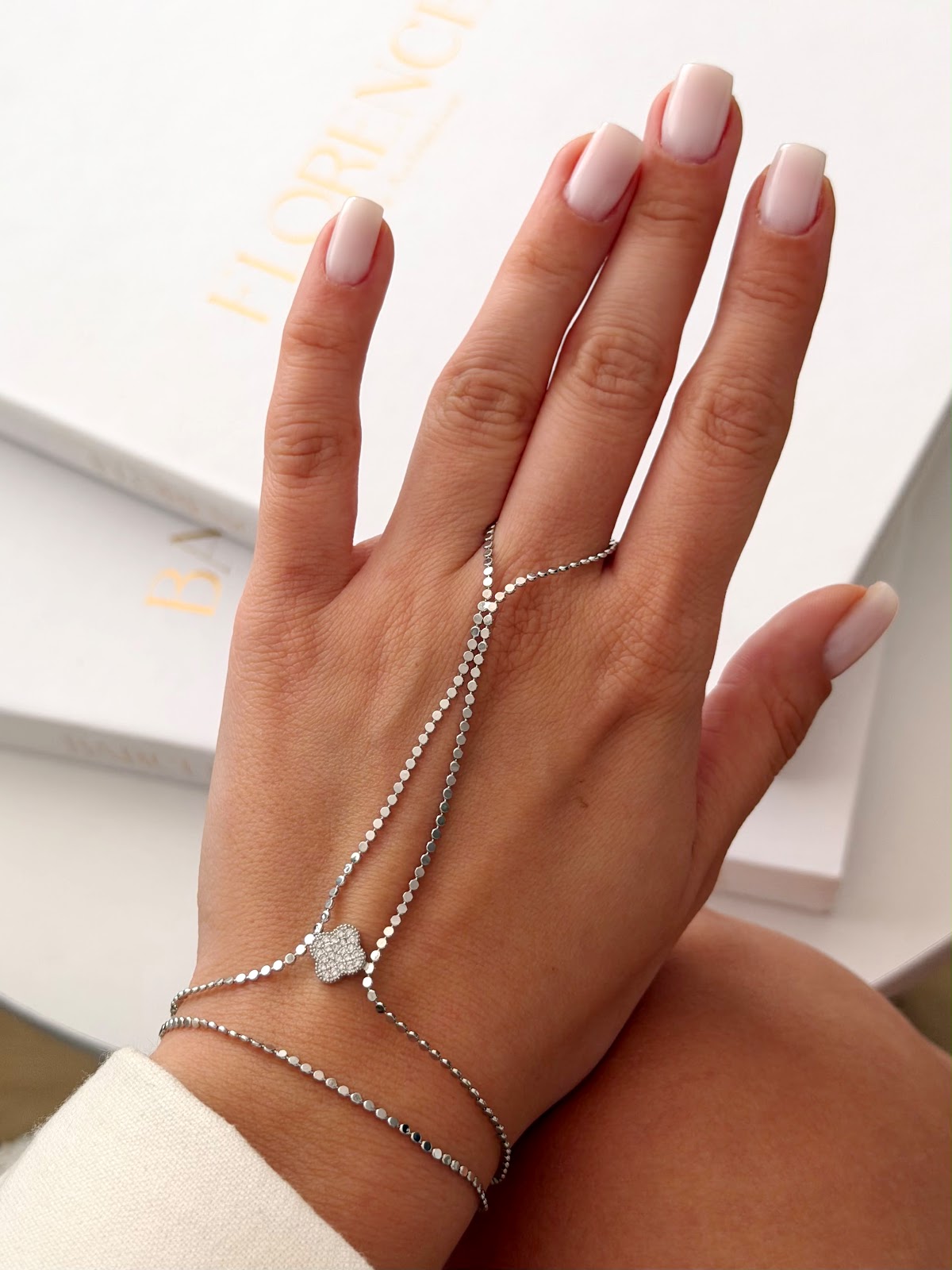 Silver CZ Pave Four Leaf Clover Flat Disc Chain Hand Chain - CW1HANDCHAIN0028 | Wholesale Stainless Steel Jewelry Catwalk Jewellery Europe