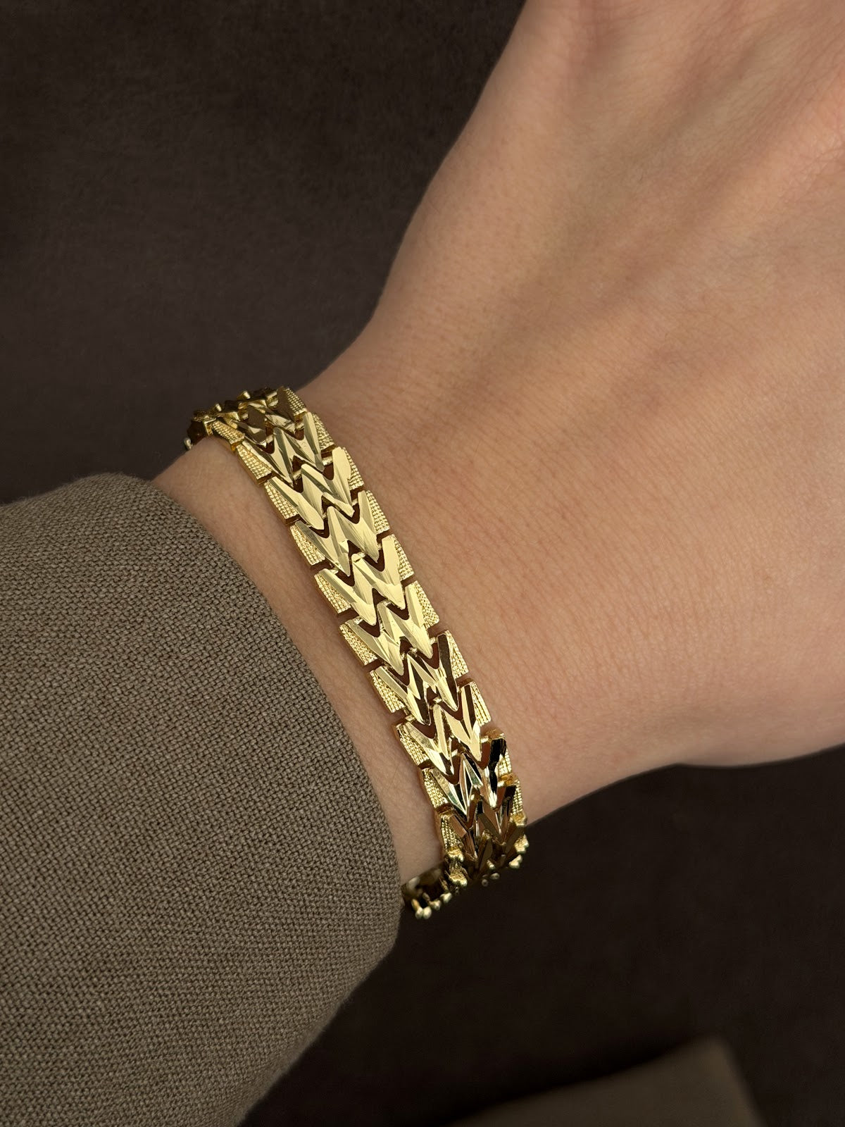 Gold Textured Wide Chevron Panther Link Bracelet - CW1VPBRCLT0062 | Wholesale Stainless Steel Jewelry Catwalk Jewellery Europe