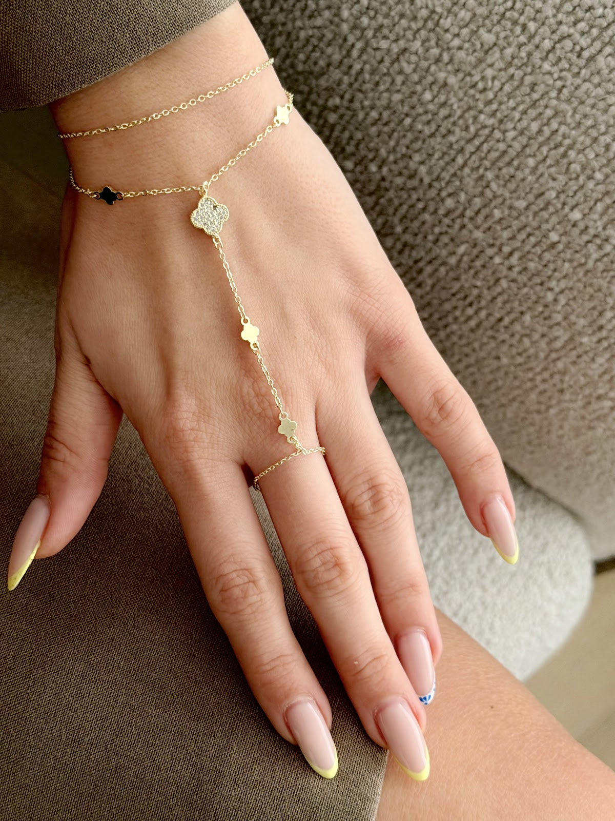 Gold CZ Pave Clover Charm Station Hand Chain - CW1HANDCHAIN0092 | Wholesale Stainless Steel Jewelry Catwalk Jewellery Europe