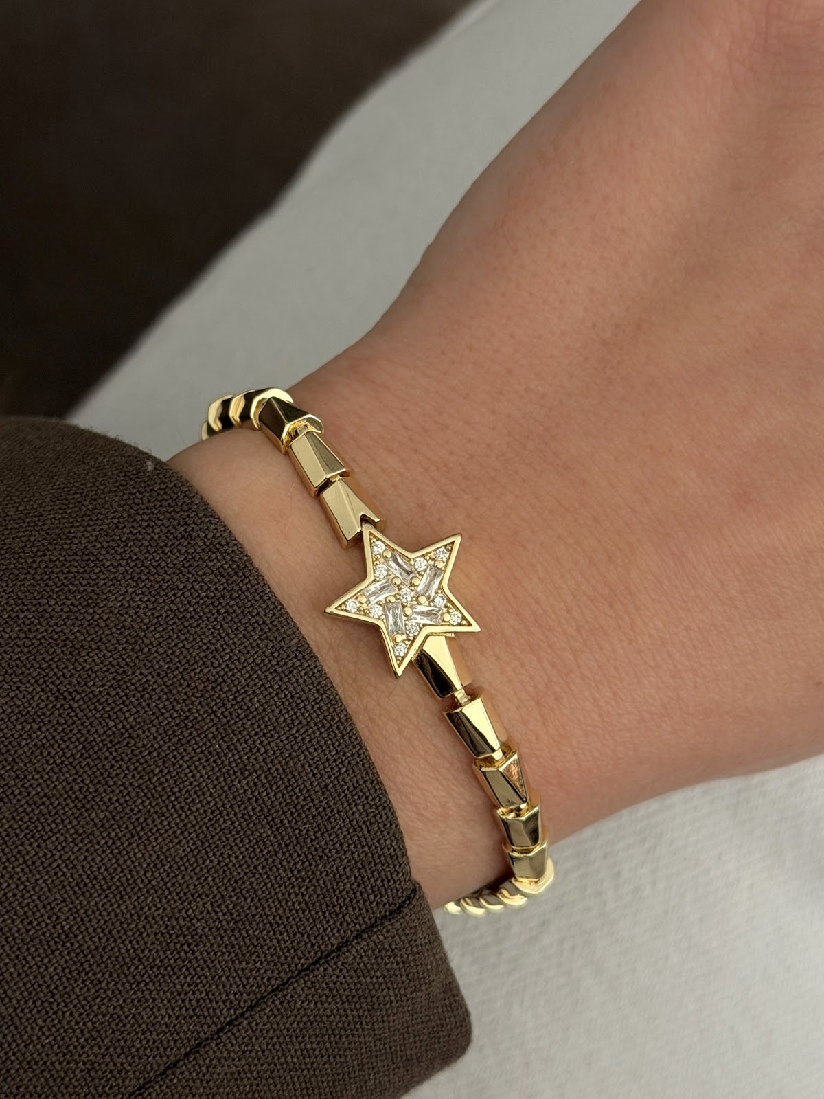 Gold Baguette And Round CZ Star Centerpiece Stretch Bracelet - CW1VPBRCLT0032 | Wholesale Stainless Steel Jewelry Catwalk Jewellery Europe