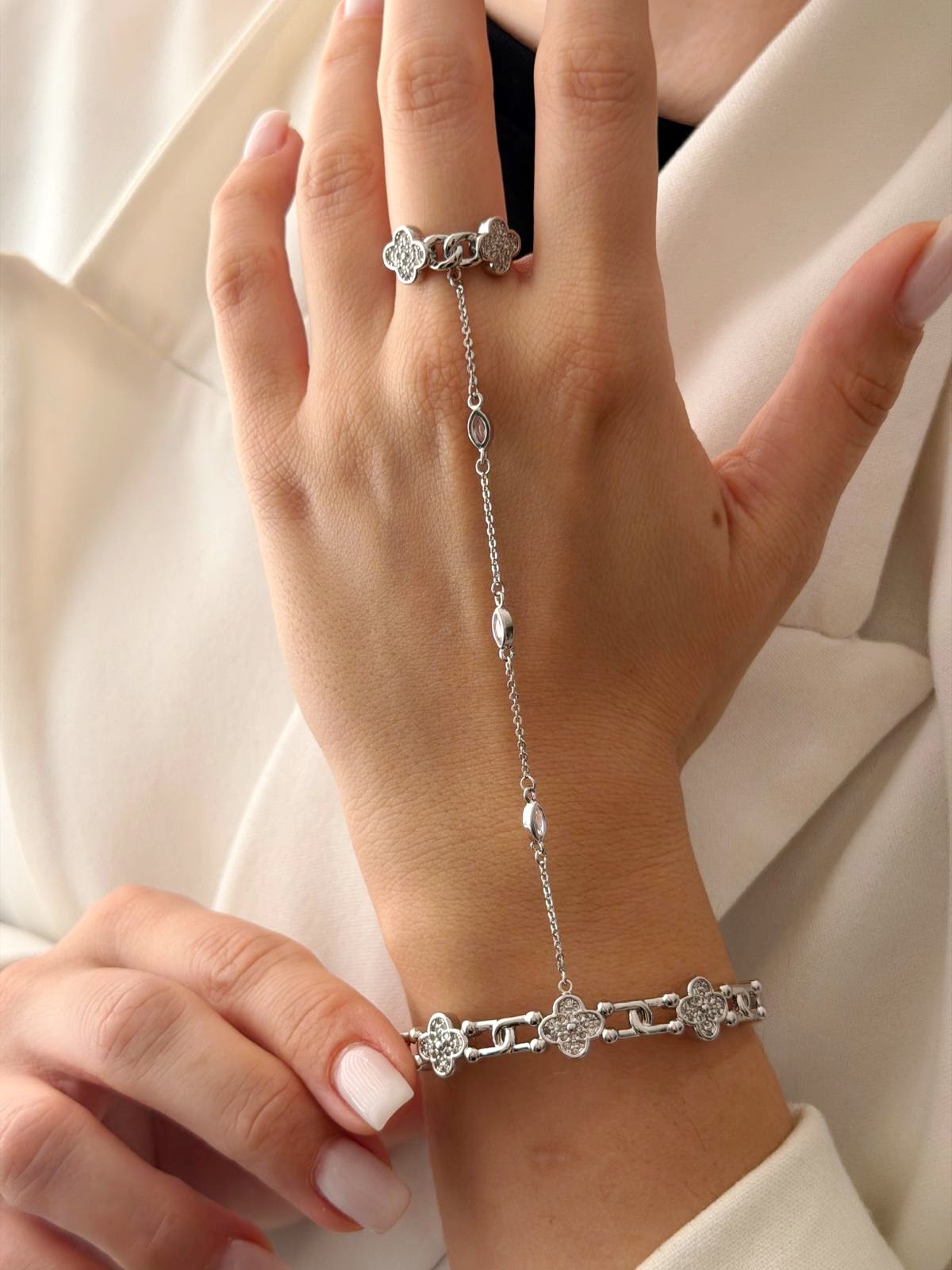 Silver CZ Pave Four Leaf Clover Link Bangle Hand Chain - CW1HANDCHAIN00127 | Wholesale Stainless Steel Jewelry Catwalk Jewellery Europe