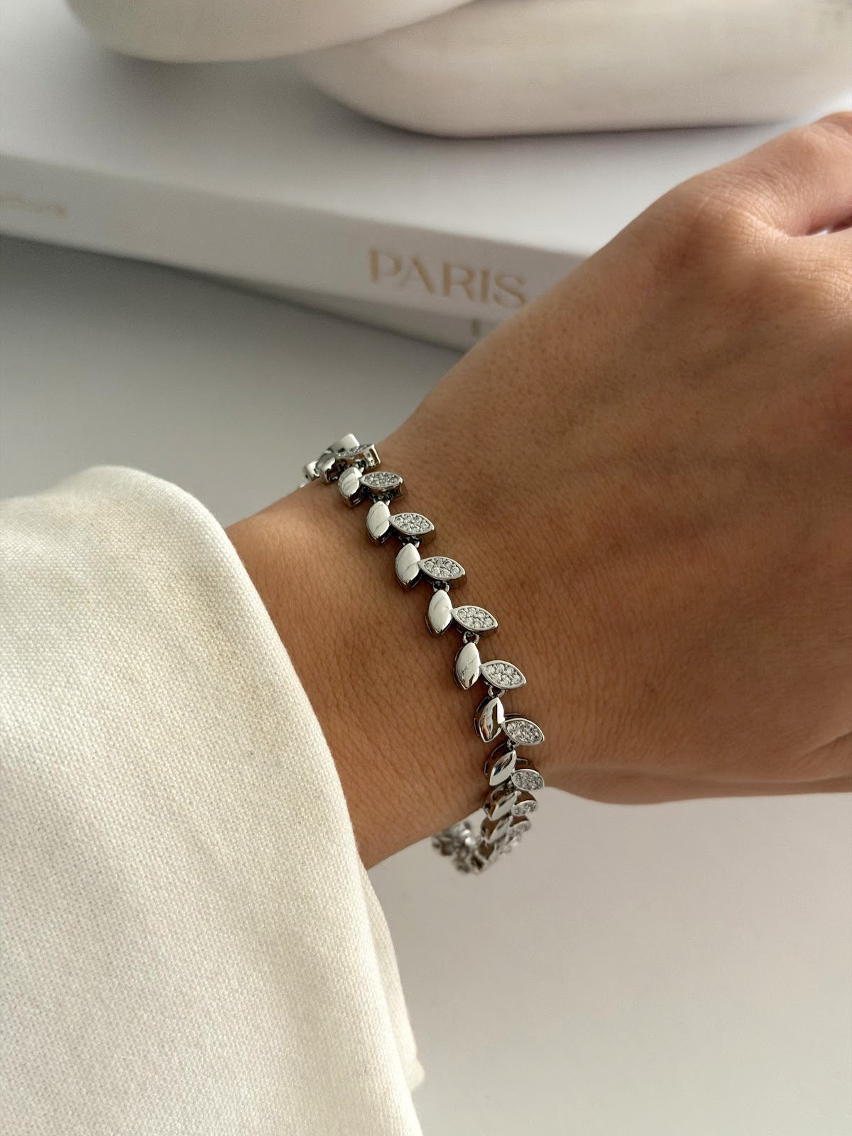 6.7€) Cw1vpbrclt0011 Silver CZ Pave Overlapping Leaf Motif Link Bracelet - 6.7€) CW1VPBRCLT0011-silver-cz-pave-overlapping-leaf-motif-link-bracelet | Wholesale Stainless Steel Jewelry Catwalk Jewellery Europe
