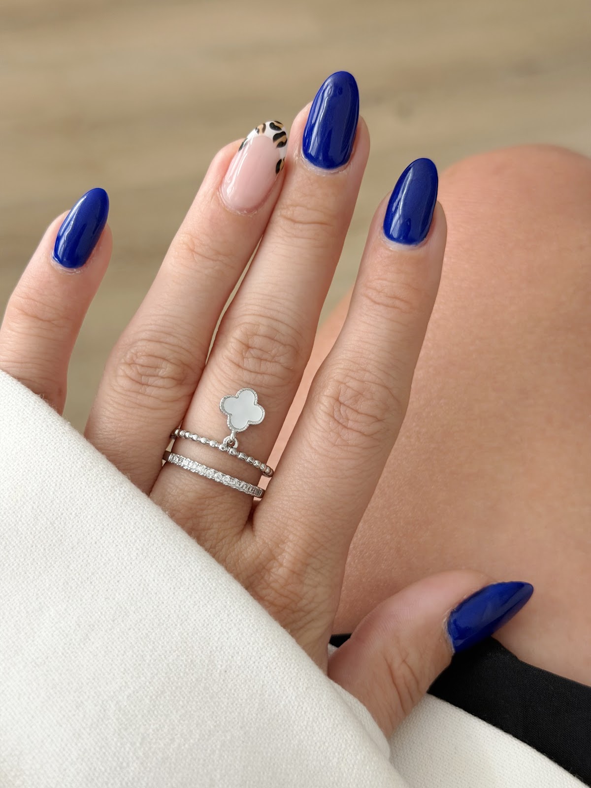 Silver Mother Of Pearl Clover Dangle Double Band Ring - CW1RING00152 | Wholesale Stainless Steel Jewelry Catwalk Jewellery Europe