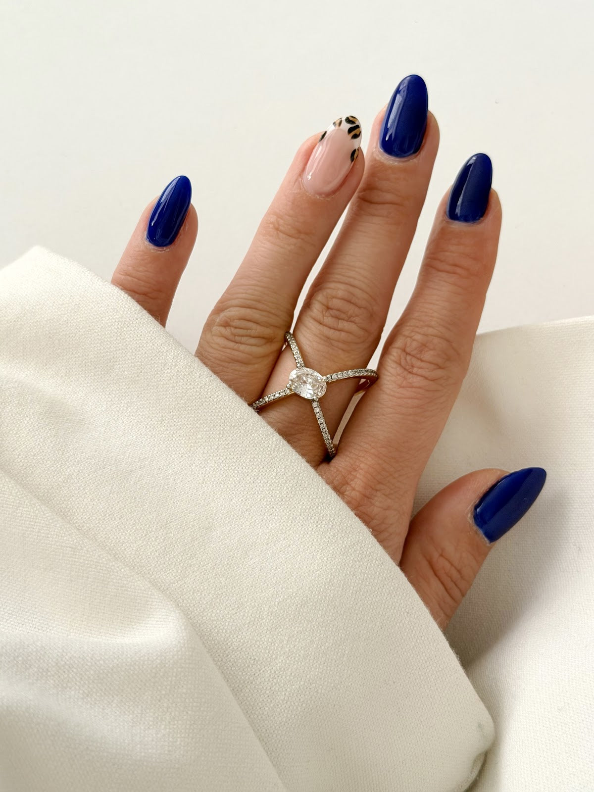 Silver CZ Pave Criss Cross X Oval Solitaire Statement Ring Alternate Angle - CW1RING00203 | Wholesale Stainless Steel Jewelry Catwalk Jewellery Europe