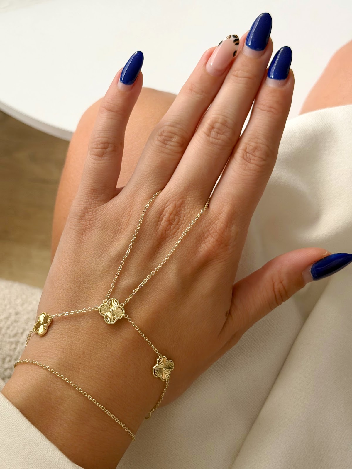 Gold Textured Clover Charm Station Hand Chain - CW1HANDCHAIN0070 | Wholesale Stainless Steel Jewelry Catwalk Jewellery Europe