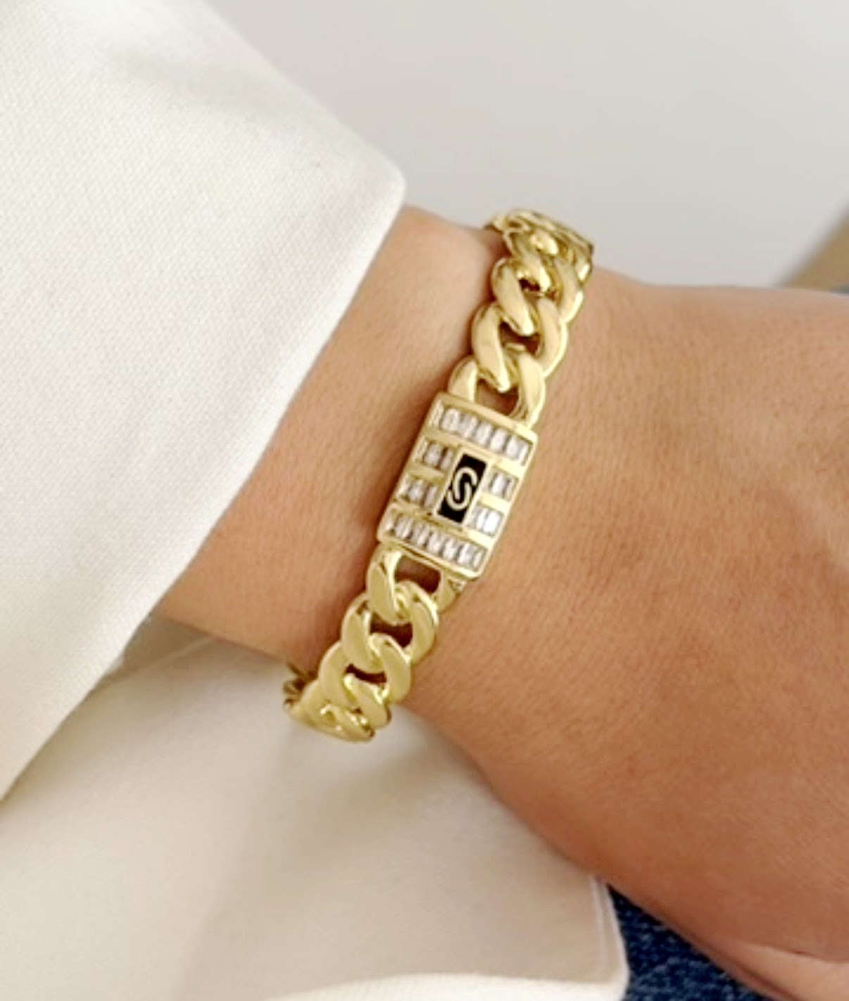 Gold CZ Pave Curb Chain Logo Clasp Hinged Cuff Bangle - CW1CUFF0051 | Wholesale Stainless Steel Jewelry Catwalk Jewellery Europe