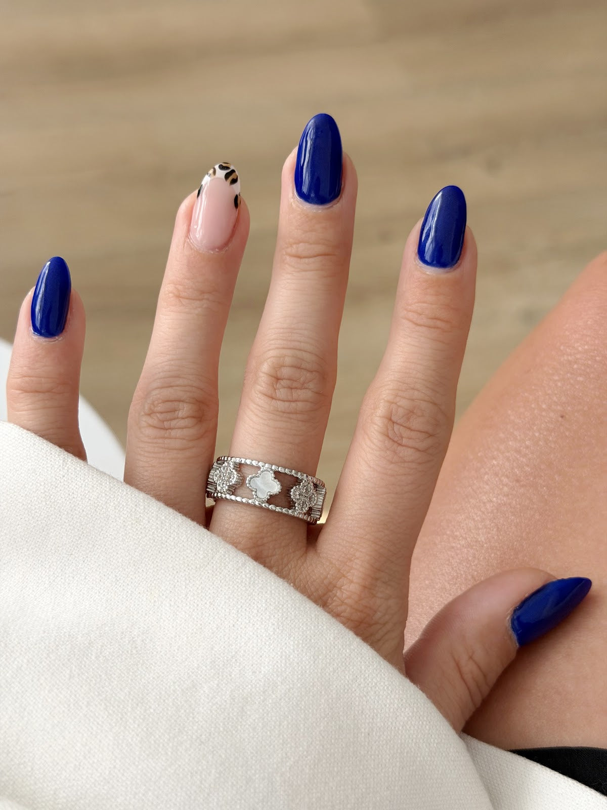 Silver Mother Of Pearl And CZ Pave Clover Motif Cutout Band Ring - CW1RING00153 | Wholesale Stainless Steel Jewelry Catwalk Jewellery Europe