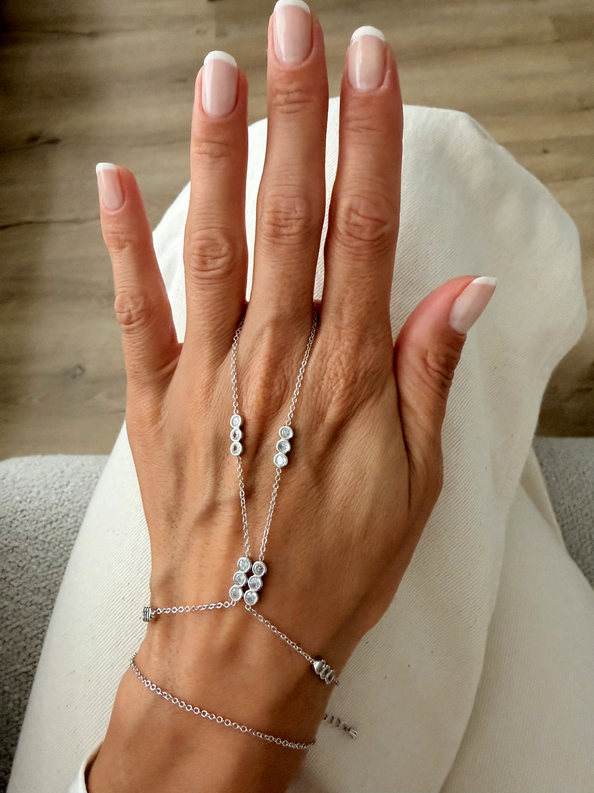 Silver Baguette Crystal Bar Hand Chain - CW1HANDCHAIN00141 | Wholesale Stainless Steel Jewelry Catwalk Jewellery Europe