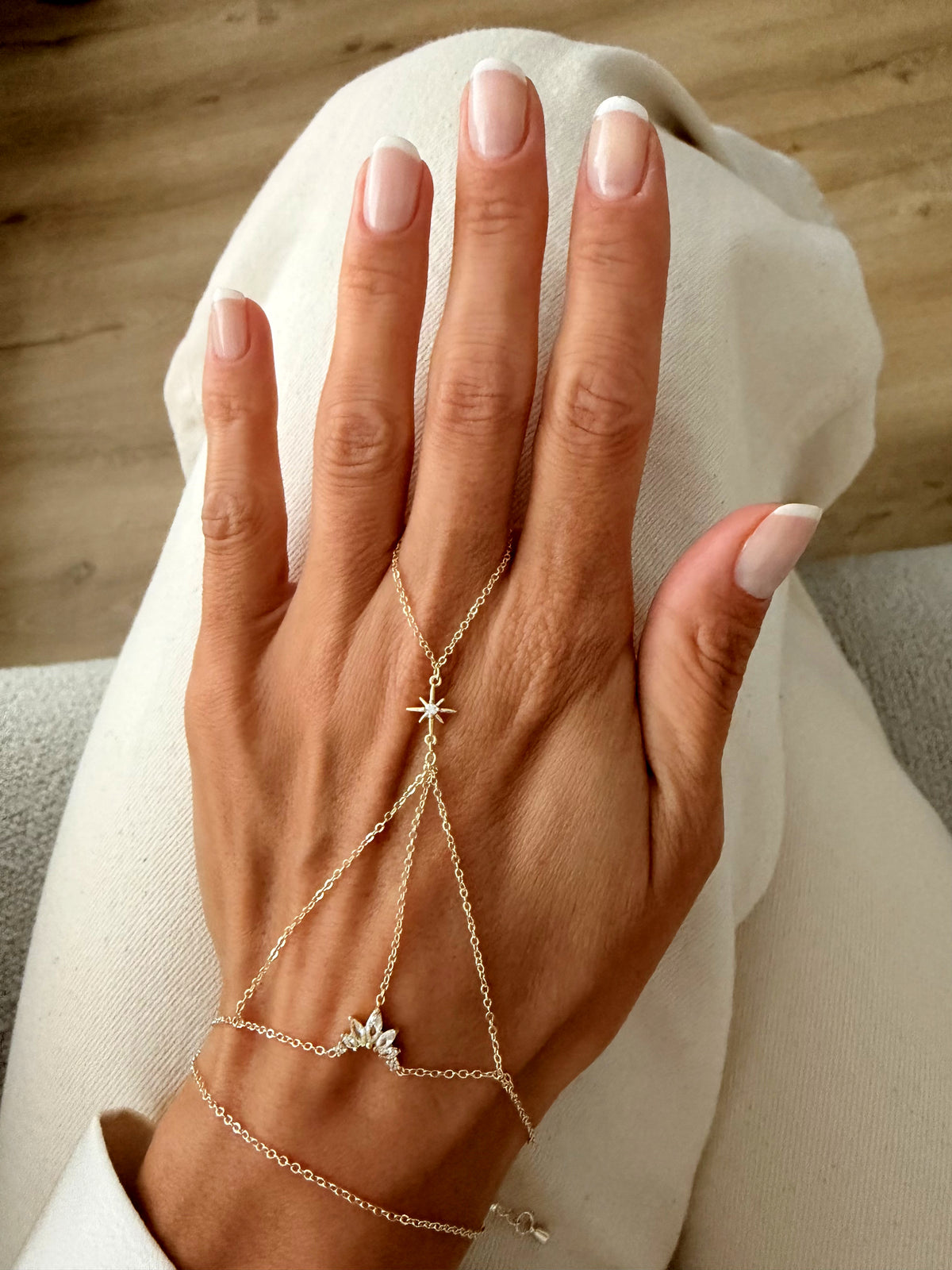 Silver Baguette Round Crystal Hand Chain - CW1HANDCHAIN00150 | Wholesale Stainless Steel Jewelry Catwalk Jewellery Europe