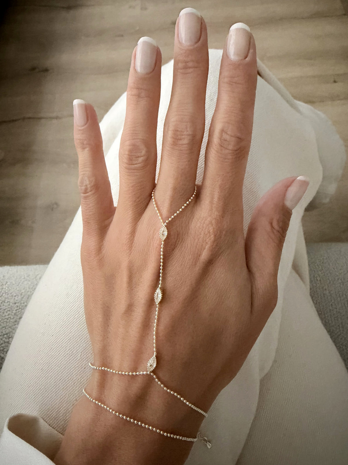 Gold Round Crystal Floral Charm Hand Chain - CW1HANDCHAIN00161 | Wholesale Stainless Steel Jewelry Catwalk Jewellery Europe