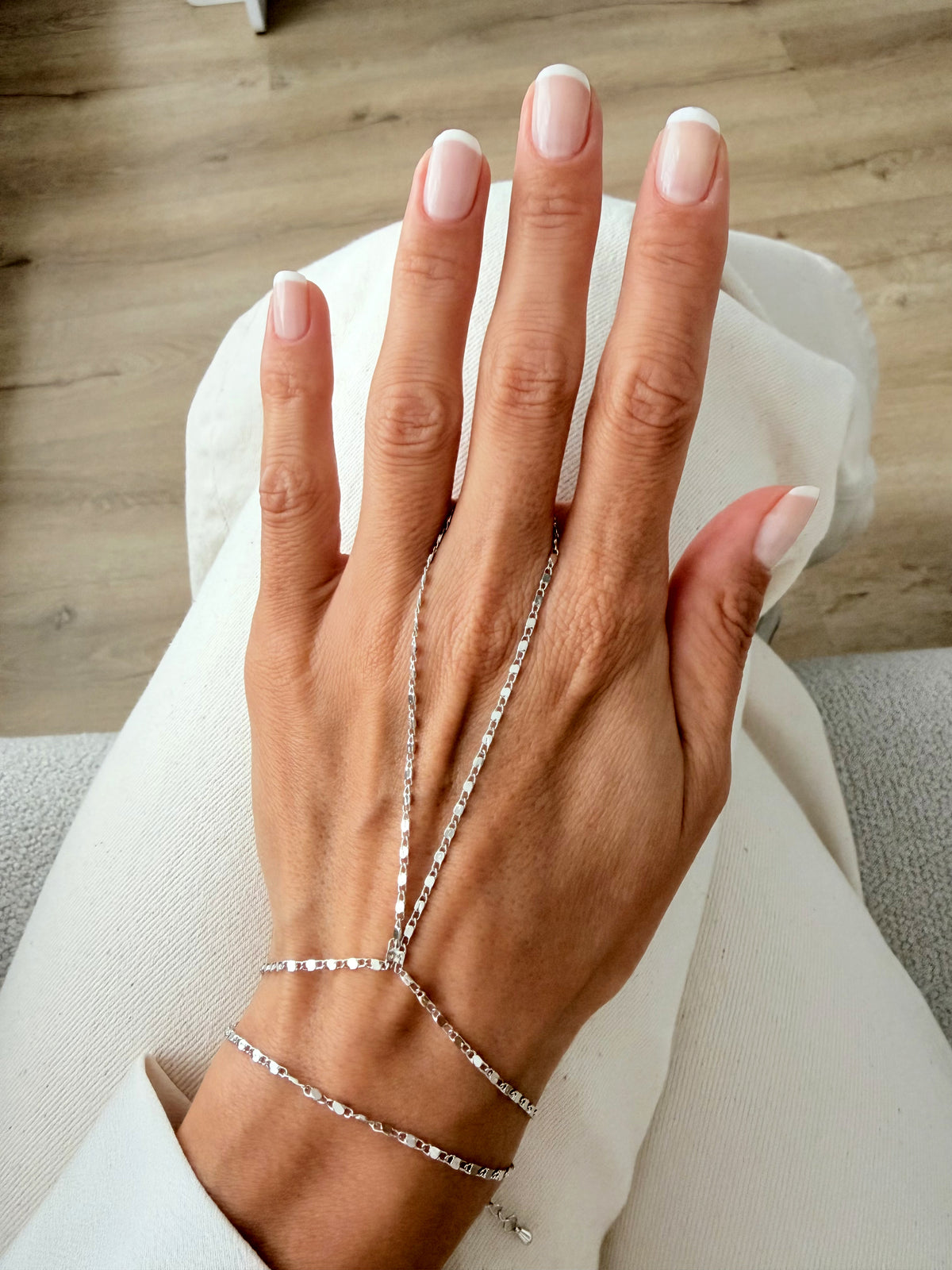 Silver Plated Stainless Steel Disc Sequin Chain Hand Chain Bracelet - CW1HANDCHAIN00212 | Wholesale Stainless Steel Jewelry Catwalk Jewellery Europe
