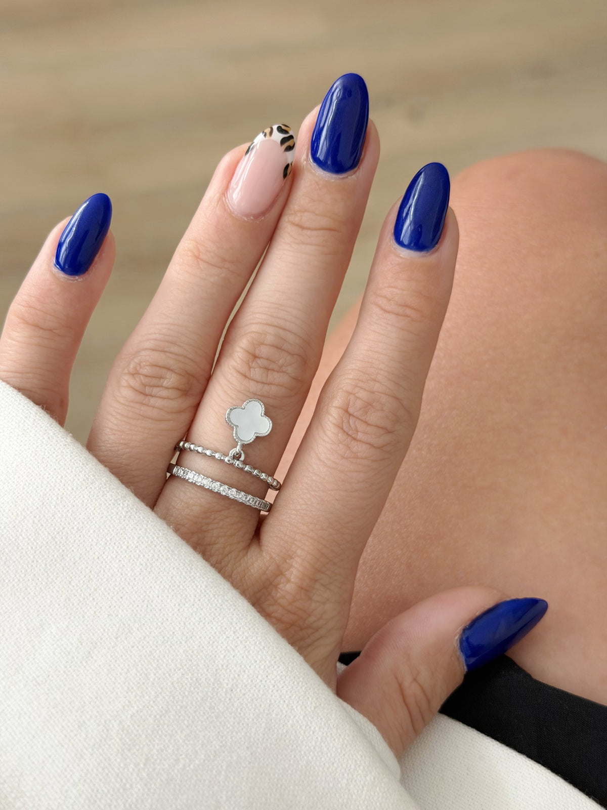 Silver Mother Of Pearl Clover Dangle Double Band Ring - CW1RING00152 | Wholesale Stainless Steel Jewelry Catwalk Jewellery Europe