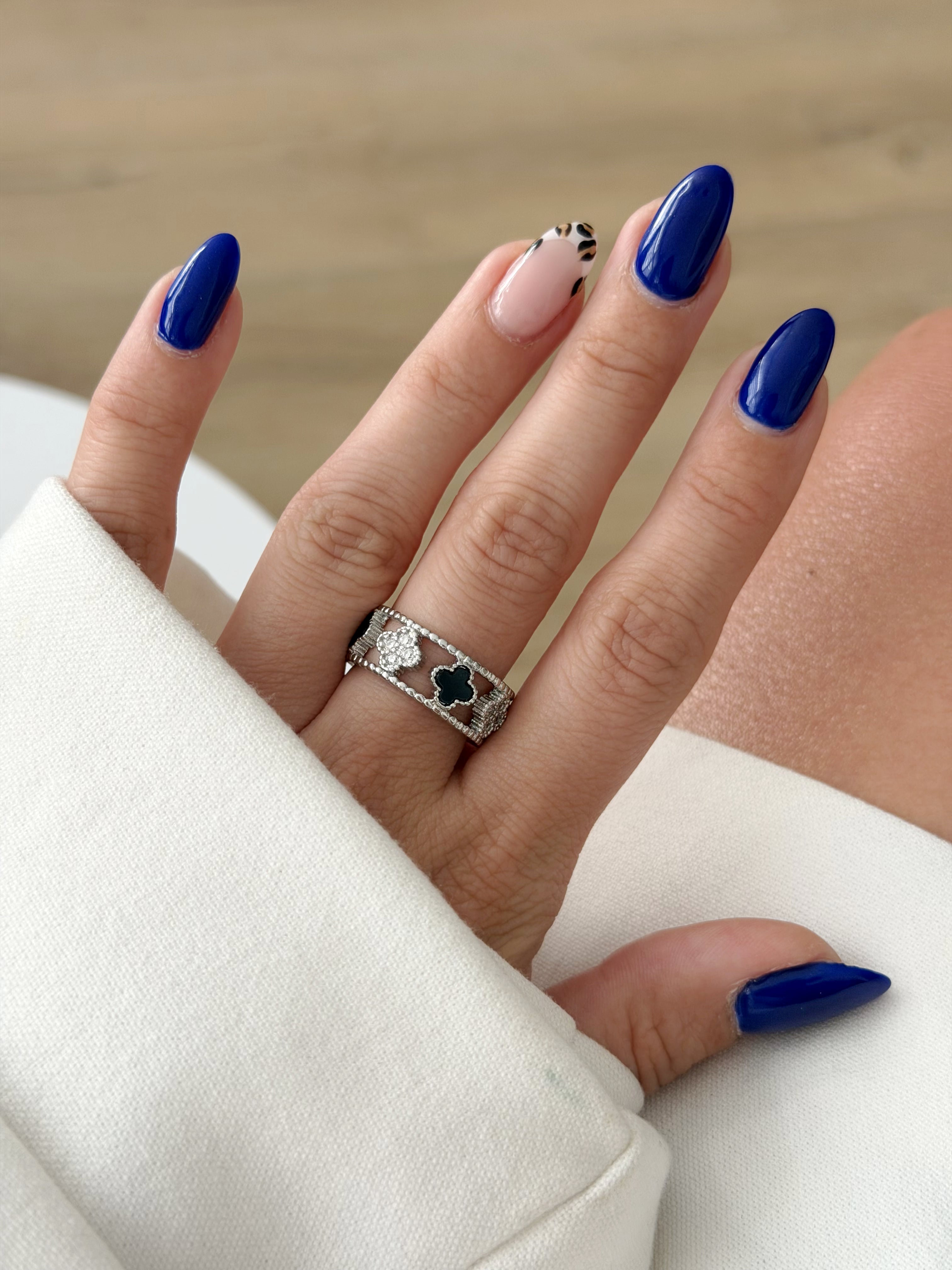 CW1RING00158-silver-black-onyx-and-cz-pave-clover-cutout-band-ring-catwalkjewellery wholesale jewelry RINGS Catwalk Jewellery Europe