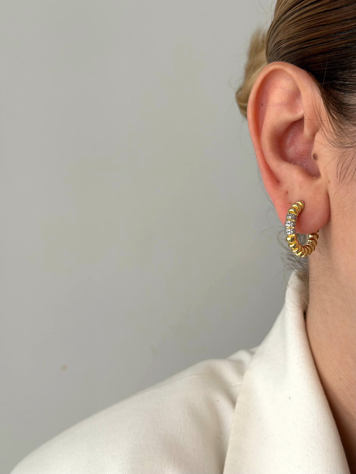 CW1VPEARNG00175-gold-ribbed-beaded-cz-accent-huggie-hoop-earrings-catwalkjewellery wholesale jewelry VIP 14K EARRINGS  Catwalk Jewellery Europe