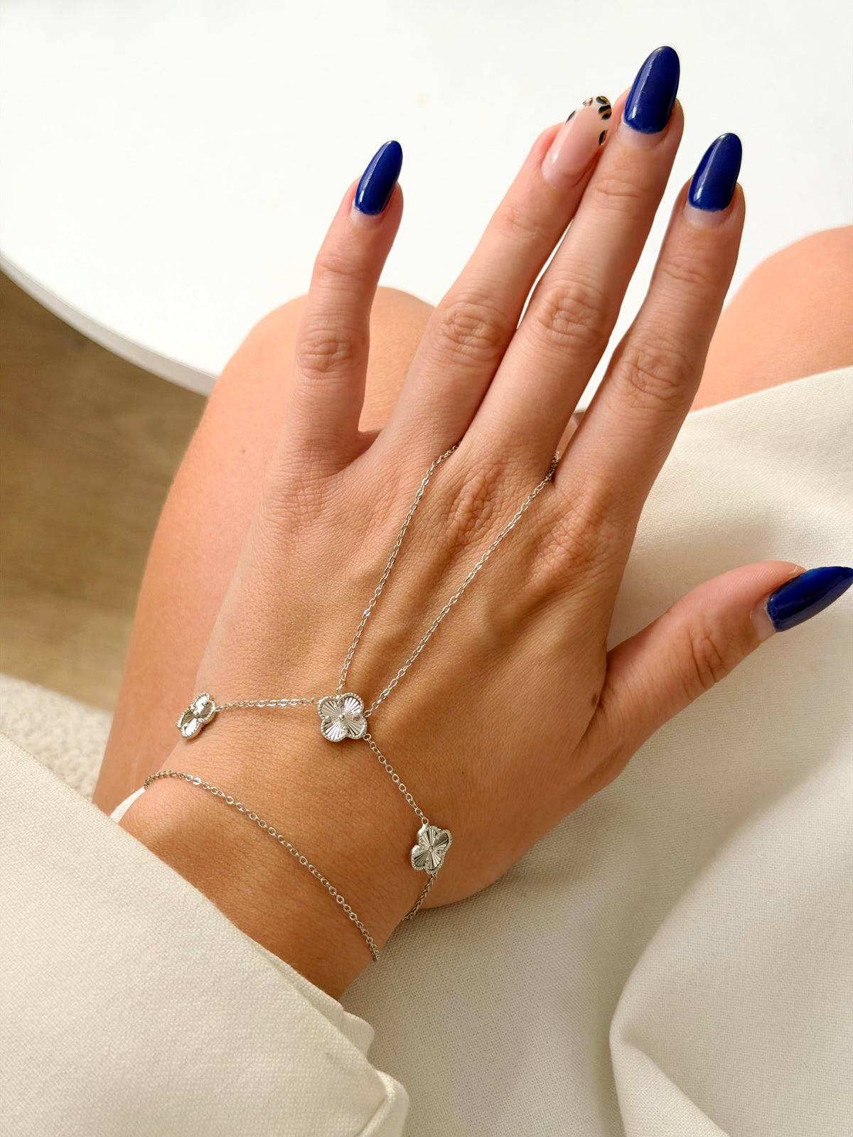 Silver Textured Clover Charm Station Hand Chain - CW1HANDCHAIN0069 | Wholesale Stainless Steel Jewelry Catwalk Jewellery Europe