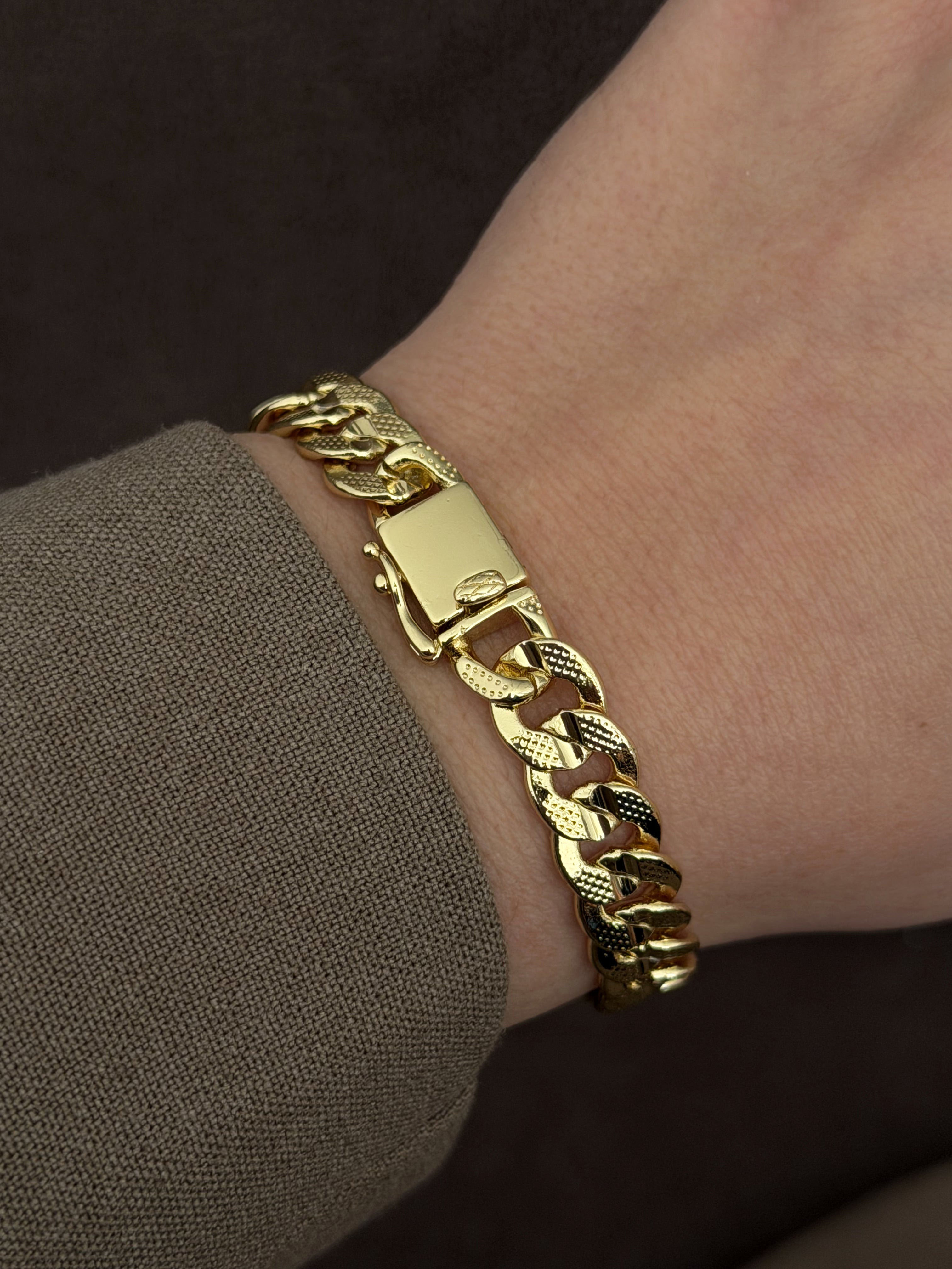 CW1VPBRCLT0058-gold-chunky-textured-curb-chain-bracelet-catwalkjewellery wholesale jewelry BRACELETS  Catwalk Jewellery Europe