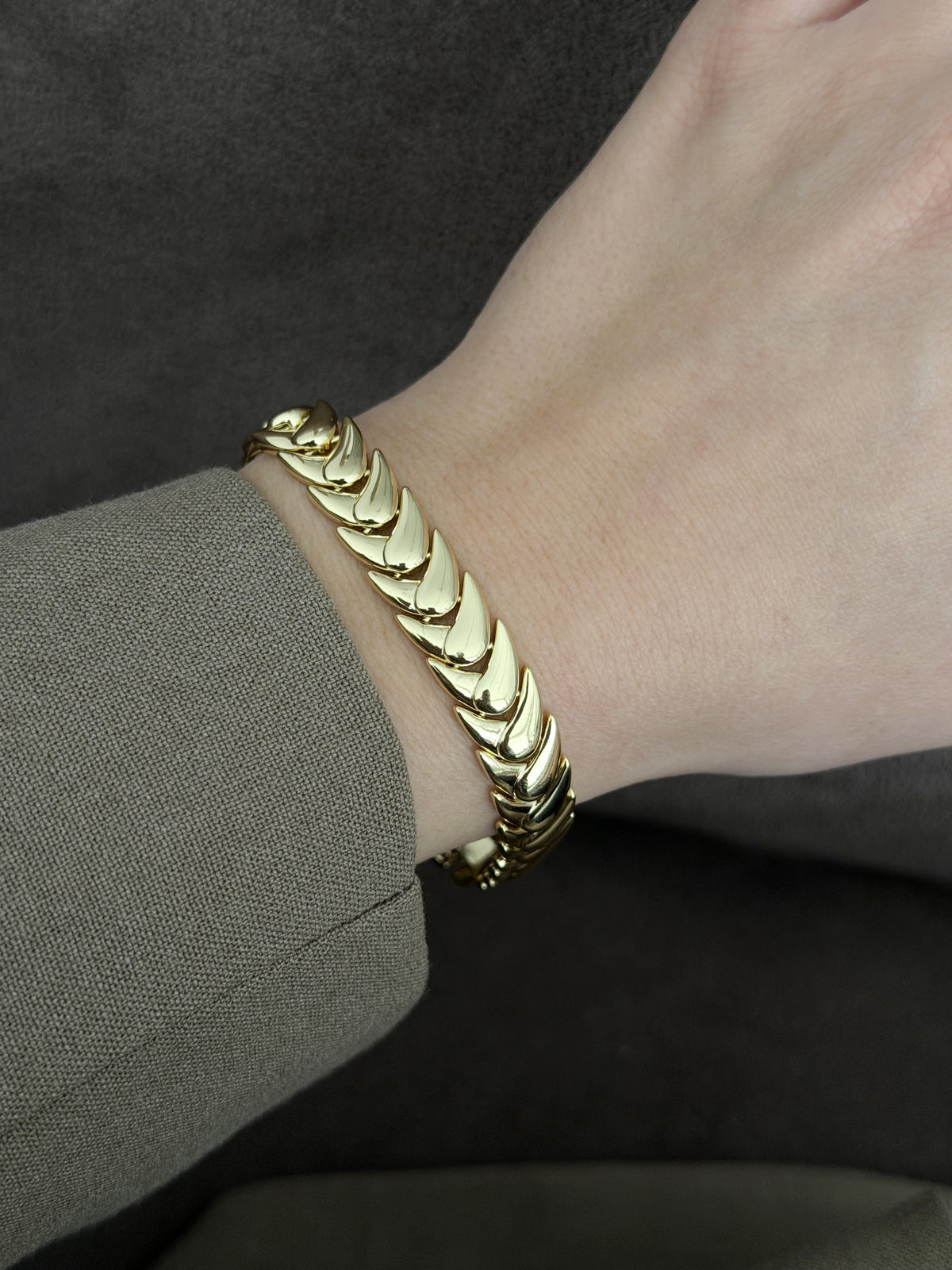 CW1VPBRCLT00112-gold-solid-overlapping-leaf-chevron-link-bracelet-catwalkjewellery wholesale jewelry BRACELETS  Catwalk Jewellery Europe